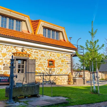 Dvor 13 Maison d'hôtes Hokovce